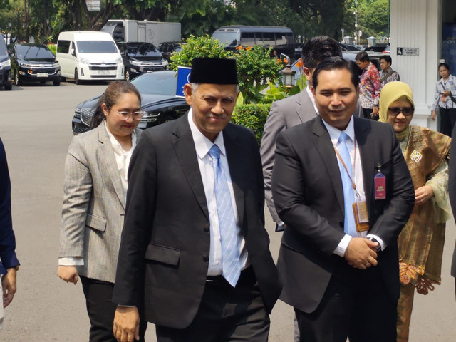 Ketua Dewan Komisioner LPS Anggito Abimanyu (kiri) di Istana Negara Jakarta pada Rabu (8/10/2025).  Foto: Luthfi Humam/kumparan