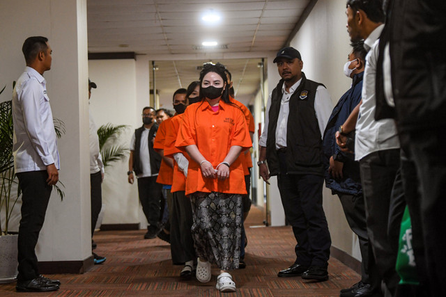 Petugas Direktorat Jenderal Imigrasi membawa warga negara asing (WNA) yang terjaring Operasi Pengawasan Wira Waspada Jabodetabek untuk dihadirkan di kantor Direktorat Jenderal Imigrasi, Jakarta, Rabu (8/10/2025). Foto: Muhammad Adimaja/ANTARA FOTO