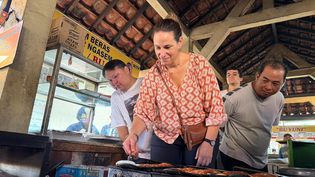 Chef Steve Tanudharma dan Chef Sky Lee memperhatikan Chef Andrée Rosier yang sedang membalik kue apem dalam panggangan. Foto: Arif UT/Pandangan Jogja