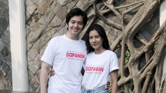 Pemeran film Dopamin, Angga Yunanda bersama Shenina Cinnamon saat berkunjung ke kantor kumparan, Jakarta, Rabu (8/10/2025). Foto: Syawal Febrian Darisman/kumparan