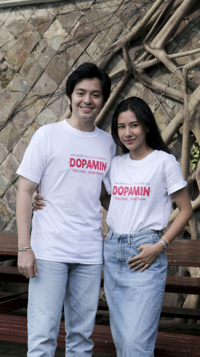 Pemeran film Dopamin, Angga Yunanda bersama Shenina Cinnamon saat berkunjung ke kantor kumparan, Jakarta, Rabu (8/10/2025). Foto: Syawal Febrian Darisman/kumparan