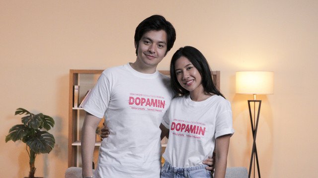 Pemeran film Dopamin, Angga Yunanda bersama Shenina Cinnamon saat berkunjung ke kantor kumparan, Jakarta, Rabu (8/10/2025). Foto: Syawal Febrian Darisman/kumparan