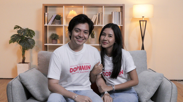 Pemeran film Dopamin, Angga Yunanda bersama Shenina Cinnamon saat berkunjung ke kantor kumparan, Jakarta, Rabu (8/10/2025). Foto: Syawal Febrian Darisman/kumparan