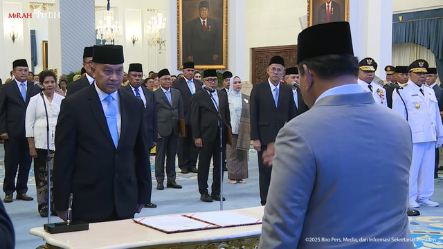 Ketua Komite Eksekutif Percepatan Pembangunan Otonomi Khusus Papua Velix Wangai saat dilantik Presiden Prabowo Subianto di Istana Negara, Jakarta, Rabu (8/10/2025).
 Foto: Youtube/Sekretariat Presiden