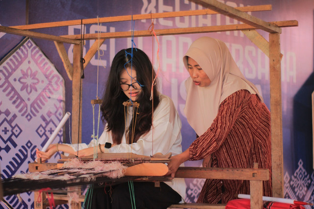 Perempuan asal China turut mengikuti pelatihan Tenun Sambas di Museum Provinsi Kalbar. Foto: Dok. Hi!Pontianak