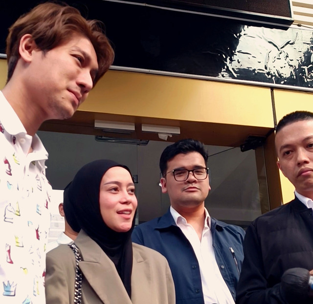 Penyanyi Lesti Kejora (kedua kiri) jalani pemeriksaan terkait dugaan pelanggaran hak cipta yang dilaporkan Yoni Dores, Polda Metro Jaya, Rabu (8/10/2025). 
 Foto: Giovanni/kumparan