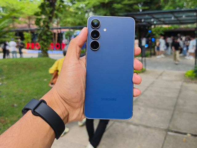 Samsung Galaxy S25 FE versi Hero Color: Navy. Foto: Thomas Bosco/kumparan