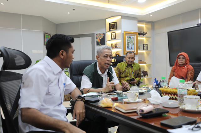 Wamensos Agus Jabo Priyono berdialog dengan Wakil Gubernur Sumatera Barat Vasko Ruseimy, Bupati Dharmasraya Annisa Suci Ramadhani, dan Bupati Pemalang Anom Widiyantoro dalam audiensi di Kantor Kementerian Sosial, Jakarta Pusat, Rabu (8/10/2025). Foto: Kemensos RI