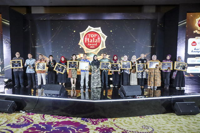 Penerima penghargaan Top Halal Award 2025 foto bersama di Jakarta, Rabu (8/10/2025). Foto: Darryl Ramadhan/kumparan