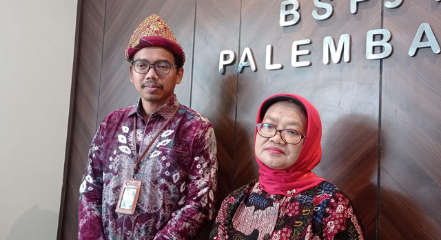Sekretaris Badan Standardisasi dan Kebijakan Jasa Industri (BSKJI) Kementerian Perindustrian, Sri Hastuti Nawaningsih bersama Kepala BSPJI Palembang, Arya Yudistira saat kegiatan Business Gathering BSPJI Palembang, Rabu (8/10/2025). Foto : Abdullah Toriq/Urban Id