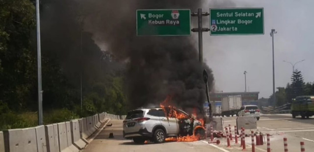Mobil bernopol B 2589 BRT terbakar di dekat Gerbang Tol Ciawi, Kelurahan Katulampa, Kecamatan Bogor Timur, Kota Bogor, Rabu (8/10/2025). Foto: Dok. Istimewa