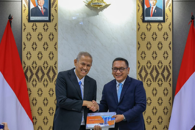 Serah terima jabatan Ketua Dewan Komisioner Lembaga Penjamin Simpanan (LPS) Didik Madiyono kepada Anggito Abimanyu di Gedung Equity Tower, SCBD, Jakarta, Rabu (8/10/2025). Foto:  LPS