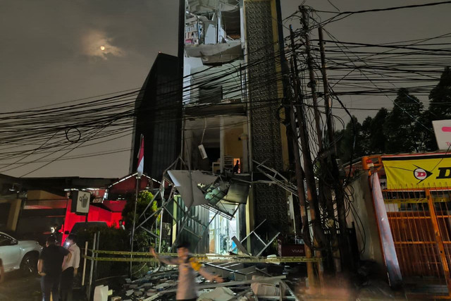 Tembok bangunan roboh usai terdengar ledakan di Pondok Aren, Tangsel, Rabu (8/10/2025). Foto: kumparan