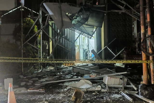 Tembok bangunan roboh usai terdengar ledakan di Pondok Aren, Tangsel, Rabu (8/10/2025). Foto: kumparan