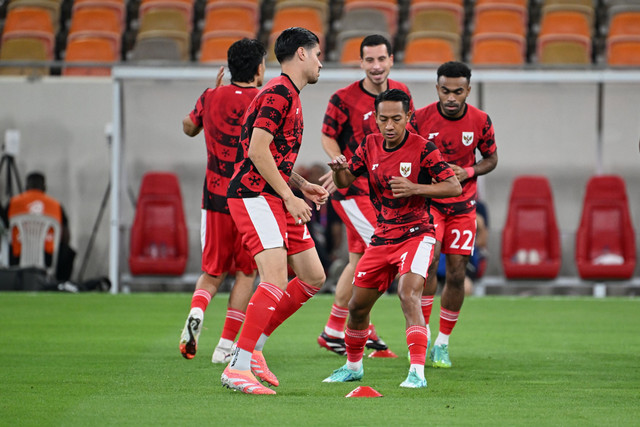 Pemain Timnas Indonesia melakukan pemanasan jelang melawan Timnas Arab Saudi pada pertandingan Grup B Ronde 4 Kualifikasi Piala Dunia 2026 di King Abdullah Sports City Stadium, Jeddah, Rabu (8/10/2025). Foto: AP Photo