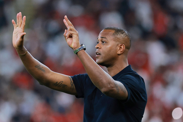 Pelatih Timnas Indonesia Patrick Kluivert memberikan instruksi saat melawan Timnas Arab Saudi pada pertandingan Grup B Ronde 4 Kualifikasi Piala Dunia 2026 di King Abdullah Sports City Stadium, Jeddah, Arab Saudi, Rabu (8/10/2025). Foto: Stringer/REUTERS