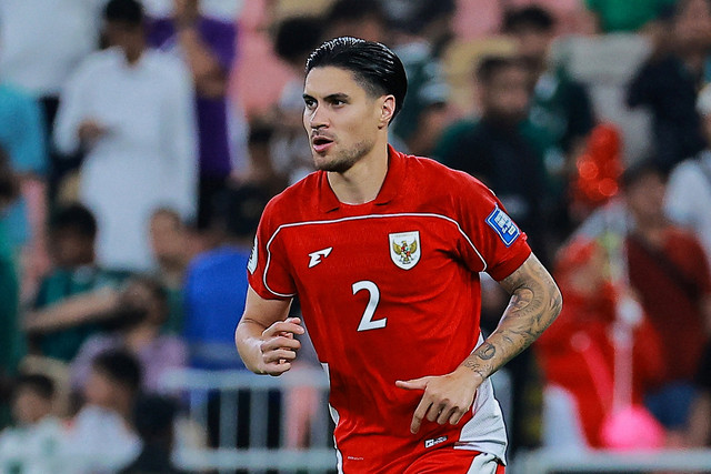 Pemain Timnas Indonesia Kevin Diks saat melawan Timnas Arab Saudi pada pertandingan Grup B Ronde 4 Kualifikasi Piala Dunia 2026 di King Abdullah Sports City Stadium, Jeddah, Arab Saudi, Rabu (8/10/2025). Foto: Stringer/REUTERS