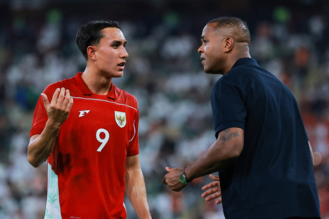 Pelatih Timnas Indonesia Patrick Kluivert memberikan instruksi kepada saat melawan Timnas Arab Saudi pada pertandingan Grup B Ronde 4 Kualifikasi Piala Dunia 2026 di King Abdullah Sports City Stadium, Jeddah, Arab Saudi, Rabu (8/10/2025). Foto: Stringer/REUTERS