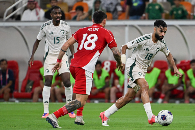 Pemain Timnas Indonesia Marc Klok berebut bola dengan pemain Timnas Arab Saudi Saleh Abu Alshamat pada pertandingan Grup B Ronde 4 Kualifikasi Piala Dunia 2026 di King Abdullah Sports City Stadium, Jeddah, Arab Saudi, Rabu (8/10/2025). Foto: AP Photo