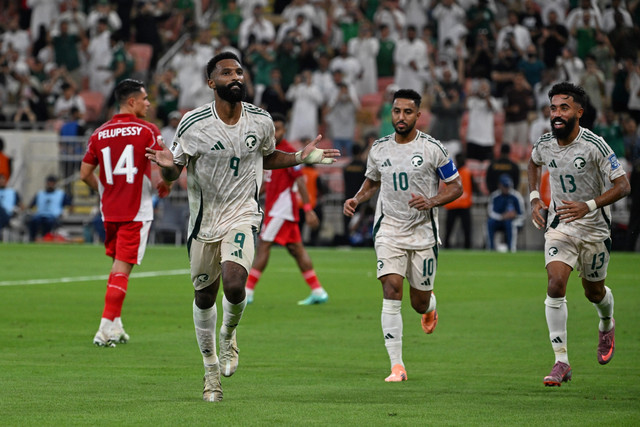 Selebrasi pemain Timnas Arab Saudi Feras Albrikan usai mencetak gol ke gawang Timnas Indonesia pada pertandingan Grup B Ronde 4 Kualifikasi Piala Dunia 2026 di King Abdullah Sports City Stadium, Jeddah, Arab Saudi, Rabu (8/10/2025). Foto: AP Photo