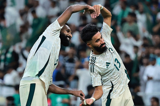 Selebrasi pemain Timnas Arab Saudi usai mencetak gol ke gawang Timnas Indonesia pada pertandingan Grup B Ronde 4 Kualifikasi Piala Dunia 2026 di King Abdullah Sports City Stadium, Jeddah, Arab Saudi, Rabu (8/10/2025). Foto: Stringer/REUTERS