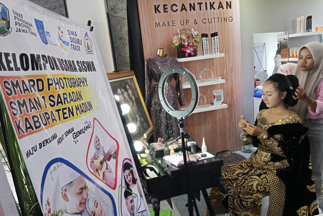 Siswa SMA peserta program Double Track menunjukkan keahliannya di bidang kecantikan. Foto: Masruroh/Basra