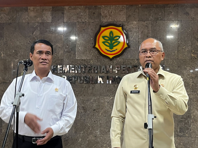 Menteri Pertanian (Mentan) Amran Sulaiman (kiri) dan Kepala BSSN Nugroho Sulistyo Budi 
di Kantor Kementan, Jakarta, Kamis (9/10/2025). Foto: Widya Islamiati/kumparan