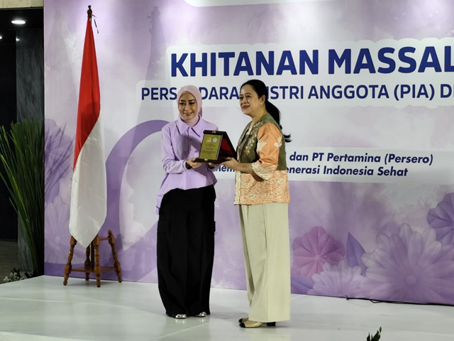 Ketua DPR RI Puan Maharani (kanan) hadiri acara khitanan masal oleh Persaudaraan Istri Anggota DPR di Kompleks Parlemen Senayan, Jakarta pada Kamis (9/10/2025). Foto: Luthfi Humam/kumparan
