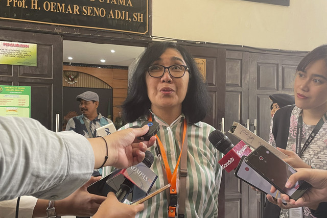 Mertua dari eks Mendikbudristek Nadiem Makarim, Sania Makki, saat ditemui di sela-sela persidangan praperadilan Nadiem melawan Kejagung, di PN Jakarta Selatan, Kamis (9/10/2025). Foto: Fadhil Pramudya/kumparan