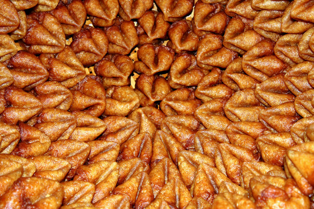 kue adrem atau tolpit, kuliner khas Bantul. Foto: yupusa22/Shutterstock