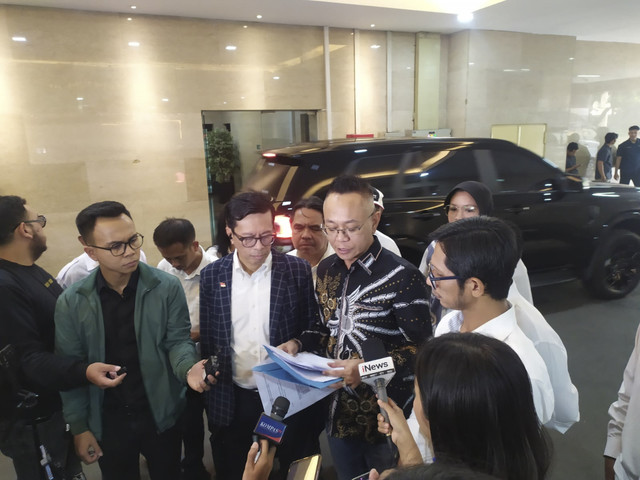 Relawan Jokowi-Gibran saat mendatangi Bareskrim Polri terkait ijazah palsu Jokowi, Kamis (9/10/2025). Foto: Rachmadi Rasyad/kumparan