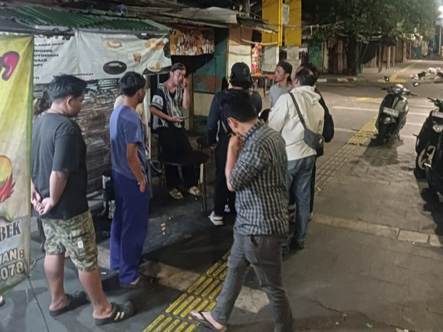 TKP Warkop di Jakpus yang diserang gerombolan orang bersenjata airsoft gun. Foto: Dok. Istimewa