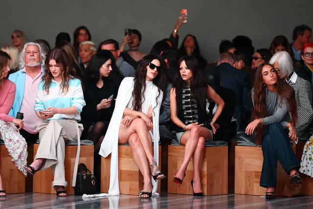 Deretan Gaya Selebriti di Show Dior Spring-Summer 2026 Paris Fashion Week