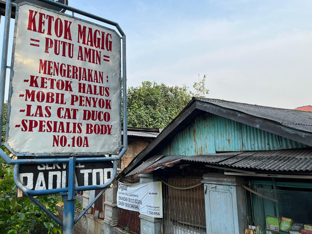 Bengkel ketok magic Putu Amin di Pejaten, Jakarta Selatan. Foto: Alvian Yoga Yulianto/kumparan