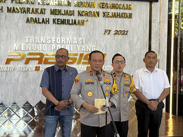 Doorstop Kapolda Metro terkait penanguhan penahanan FL tersangka kasus penghasutan di rangkaian demo akhir Agustus di Polda Metro Jaya, Jakarta Selatan, Kamis (10/9/2025). Foto: Rayyan Farhansyah/kumparan