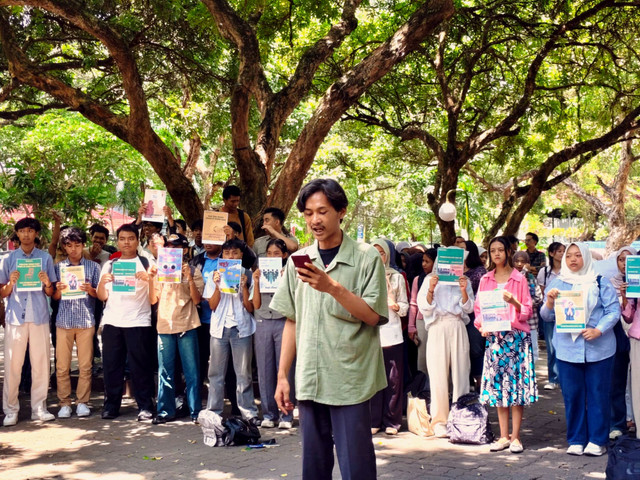 Teman kuliah Perdana Arie Veriasa di Ilmu Sejarah Universitas Negeri Yogyakarta (UNY) menggelar aksi "Aksi Kami Kem-Arie" di Taman Pancasila UNY, Kamis (9/10/2025). Foto: Arfiansyah Panji Purnandaru/kumparan