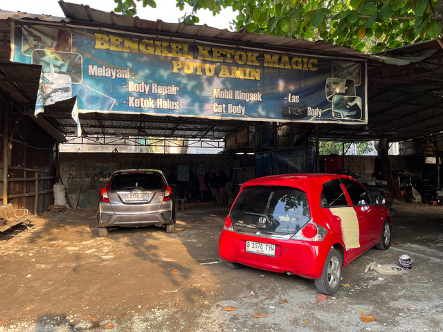 Bengkel ketok magic Putu Amin di Pejaten, Jakarta Selatan. Foto: Alvian Yoga Yulianto/kumparan