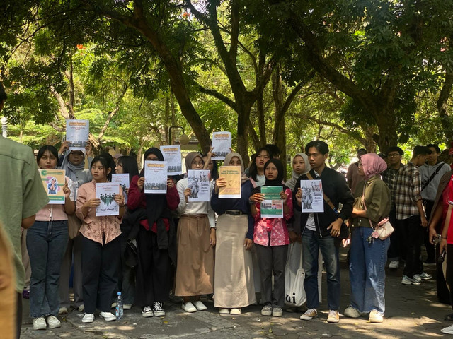 Mahasiswa UNY sedang menggelar demo untuk desak Rektorat Beri Pendampingan Staf BEM yang Ditangkap Polda DIY, Kamis (9/10). Foto: Pandangan Jogja/ Resti Damayanti