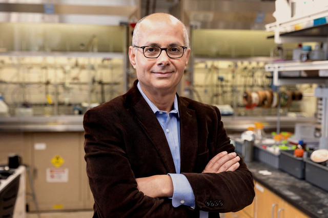 Profesor kimia UC Berkeley, Omar Yaghi yang dianugerahi Hadiah Nobel Kimia 2025 Foto: Brittany Hosea-Small/UC Berkeley/Handout via REUTERS