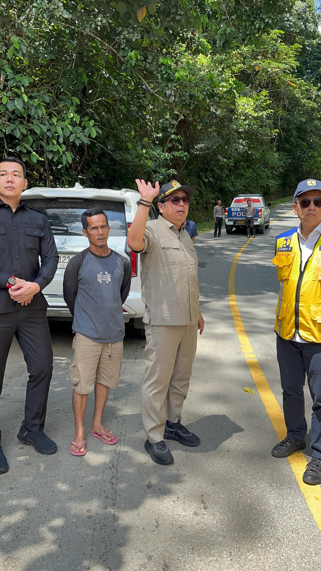 Ketua Komisi V DPR RI, Lasarus bersama pejabat Kementerian PU serta Bupati Kapuas Hulu, Fransiskus Diaan berbincang dengan sopir truk di kaki Bukit Biru. Para supir berharap Bukit Biru jadi perhatian pemerintah karena rawan kecelakaan. Foto: Yusrizal/Hi!Pontianak