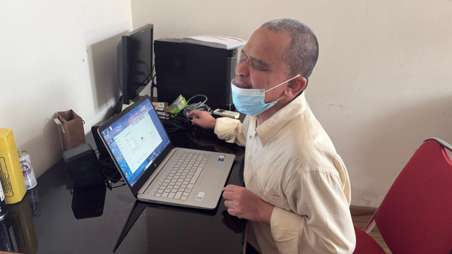 Sugiyo, tunanetra yang merupakan salah satu guru di Yayasan Mitra Netra dan kini berhasil menyabet gelar Magister Teknik Informatika (S2) di Universitas Pamulang (Unpam). Foto: kumparan/Habib Allbi Feridan