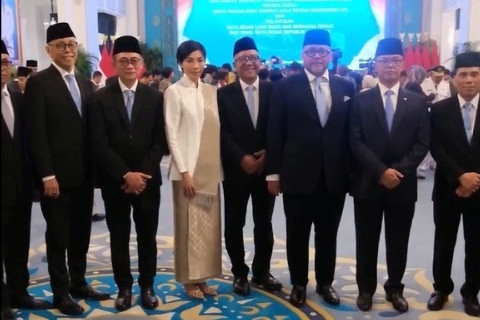 Wakil Duta Besar RI untuk China Irene (ketiga kiri) foto bersama usai pelantikan di Istana Negara, Jakarta, Rabu (8/10/2025). Foto: Instagram/@menluri