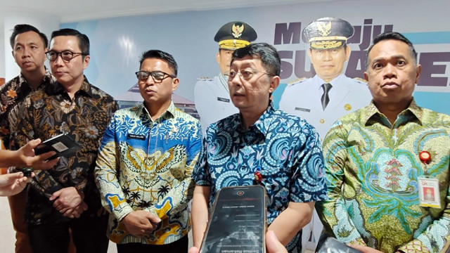 Deputi Komisioner Pengawasan Emiten, Transaksi, Efek dan Pemeriksaan Khusus OJK, Aditya Jayaantara, didampingi Sekda Provinsi Sulawesi Utara, Tahlis Galang (ketiga dari kiri) dan Kepala OJK SulutGoMalut (paling kanan), memberikan keterangan pers usai pelaksanaan kegiatan sosialisasi perdagangan karbon bagi sektor jasa keuangan dan pelaku industri daerah, Kamis (9/10) di Manado.