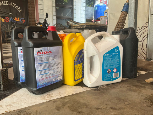 Coolant untuk radiator mobil. Foto: Alvian Yoga Yulianto/kumparan