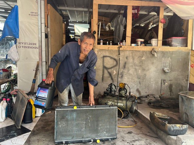 Jumai, pemilik bengkel radiator mobil di Kalibata, Jakarta Selatan. Foto: Alvian Yoga Yulianto/kumparan