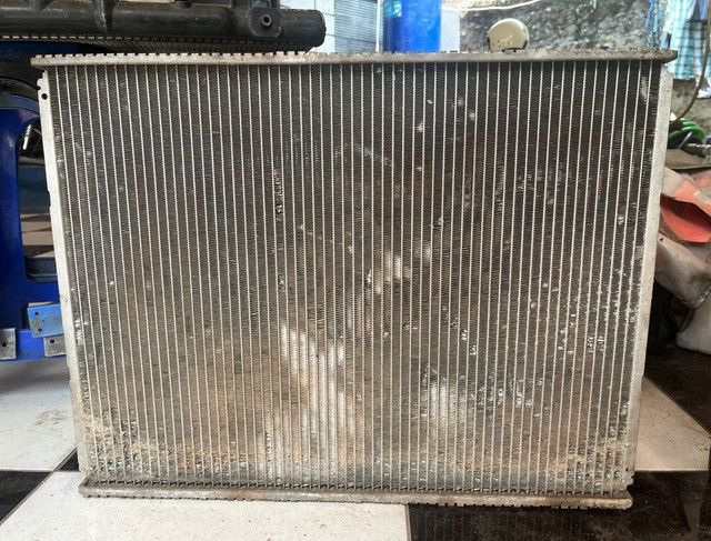 Bagian kisi-kisi radiator mobil yang sudah berjamur dan karatan. Foto: Alvian Yoga Yulianto/kumparan