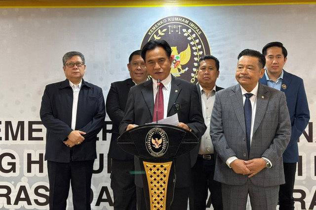 Menko Kumham Imipas Yusril Ihza Mahendra di kantor Kemenko Kumham Imipas, Jakarta Selatan pada Kamis (9/10/2025). Foto: Abid Raihan/kumparan