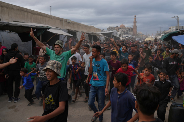 Warga Palestina merayakan gancatan senjata fase pertama Israel dan Hamas di Khan Younis, Jalur Gaza, Kamis (9/10/2025). Foto: Jehad Alshrafi/AP Photo