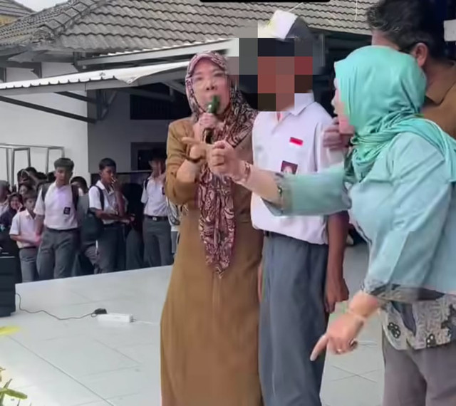 Potongan gambar dari video saat siswa SMK di Palembang dipaksa mengaku menggunakan narkoba. (istimewa)
