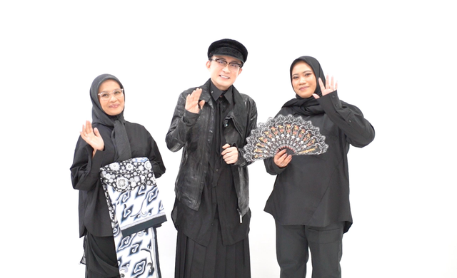 2 nasabah PNM Mekaar berkolaborasi dengan desainer kenamaan Indonesia, Rinaldy Yunardi berhasil membuat karya kain batik bermotif “Mega mendung seribu bunga” dan kipas berornamen 14 wayang. Foto: Dok. PNM